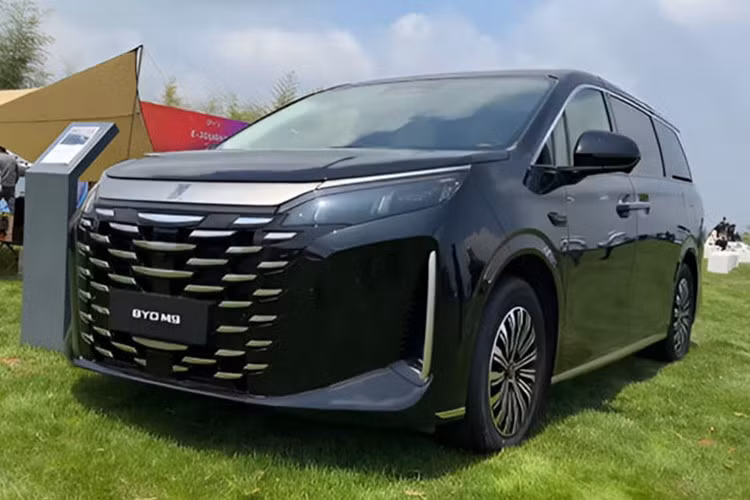 Lô xe BYD M9 đầu tiên xuất khẩu đã được chất lên xe hàng chuyên dụng tại Thượng Hải. BYD vẫn đang lên kế hoạch giới thiệu chính thức mẫu xe này ra thị trường toàn cầu vào quý III/2025.