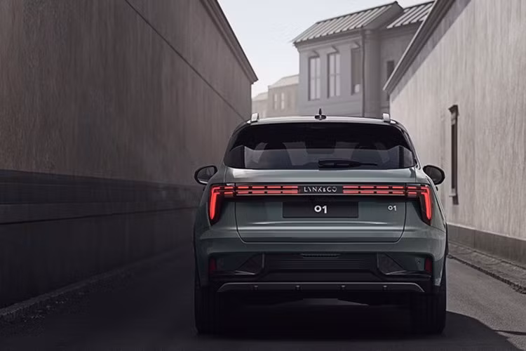 Các món quà bao gồm hộp đựng đồ, bình giữ nhiệt và xe đẩy nhỏ, với tổng giá trị khoảng 507 Nhân dân tệ (tương đương 1,7 triệu đồng). Riêng phiên bản Pro của Lynk &amp; Co 01 sẽ được trang bị màn hình hiển thị thông tin kính lái (HUD) hoàn toàn miễn phí. Sau ngày 31/7, trang bị này sẽ trở thành tùy chọn bổ sung với giá bán 2.000 Nhân dân tệ (7 triệu đồng).
