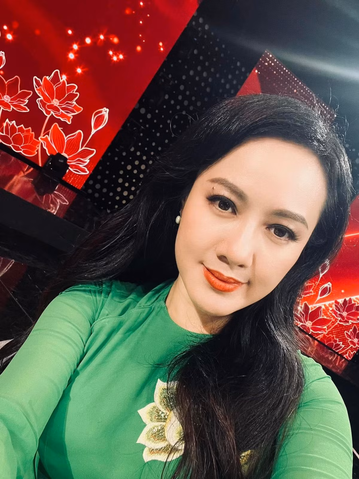 Mỗi khi lên sóng với áo dài mới, BTV Hoài Anh đều chụp ảnh check in và đăng tải lên trang cá nhân.