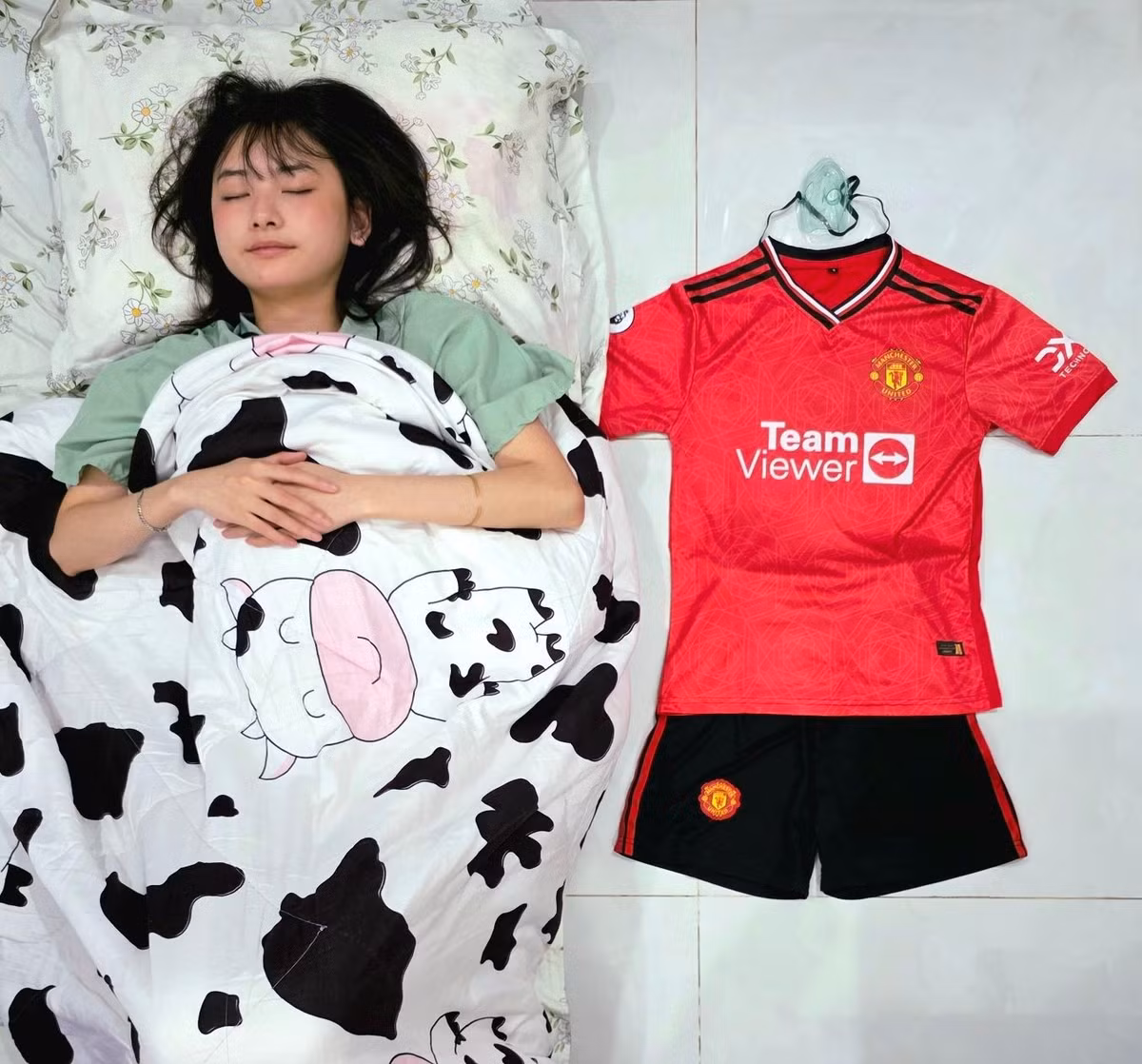 Cô nàng streamer DiTi - fan nữ MU không giấu niềm hào hứng trước sự kiện. Cô đăng đàn check-in, điểm danh những người cùng chiến tuyến.