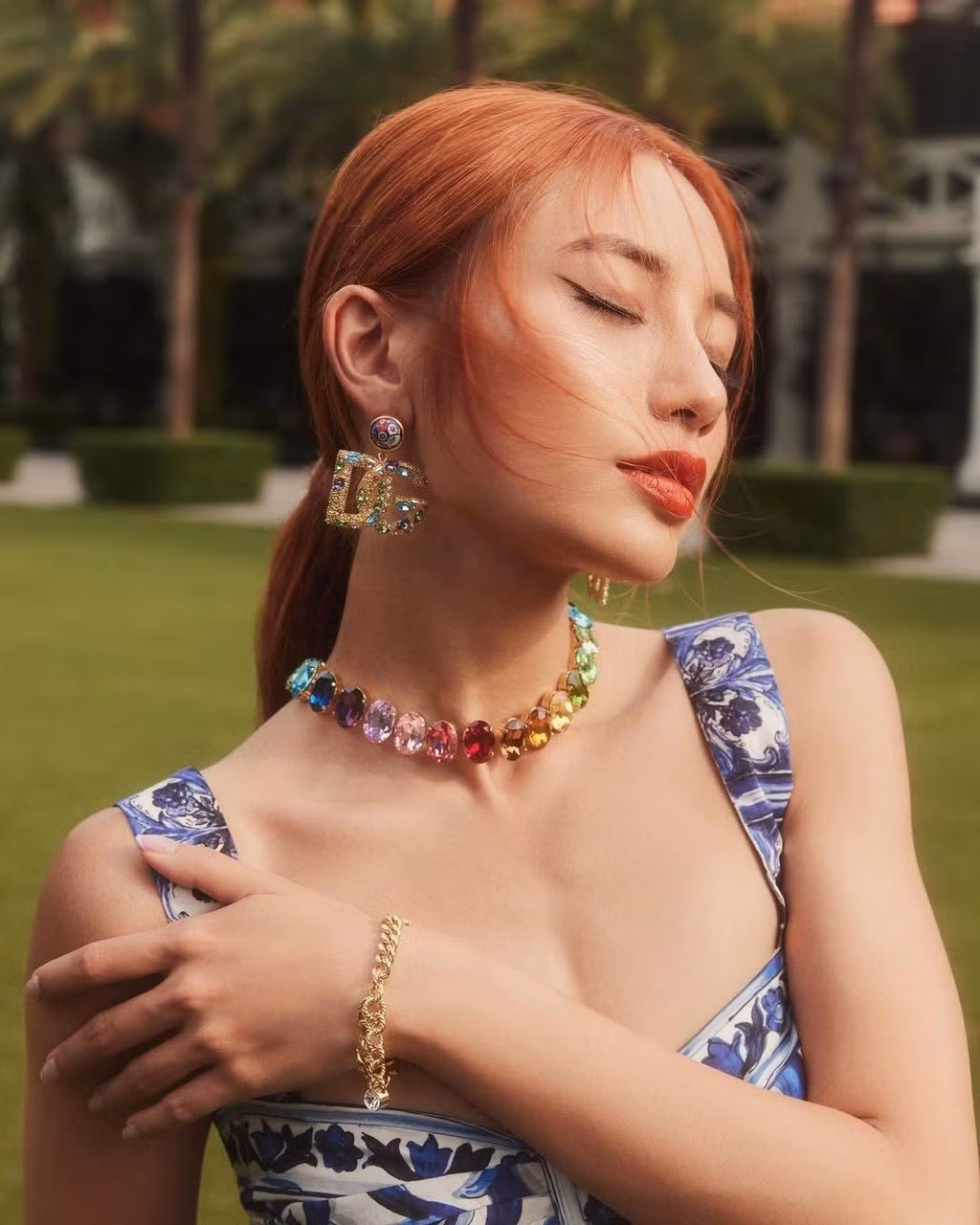 Calista không ngại thử nghiệm nhiều phong cách, từ nữ tính, dịu dàng đến gợi cảm, sang trọng.