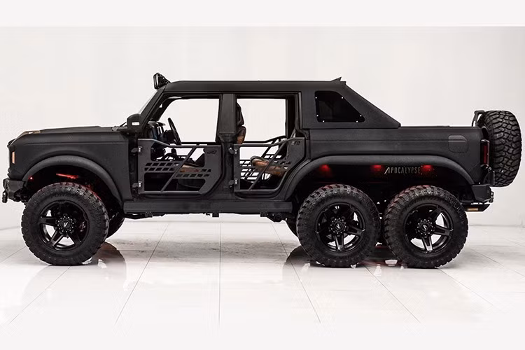 Điểm khác biệt lớn nhất của mẫu xe bán tải địa hình Ford Apocalypse Dark Horse nằm ở cấu hình 6 bánh hiếm gặp. SoFlo đã kéo dài khung gầm, bổ sung thêm một trục sau, giúp cho chiếc xe mang đậm chất "quái thú" riêng biệt.