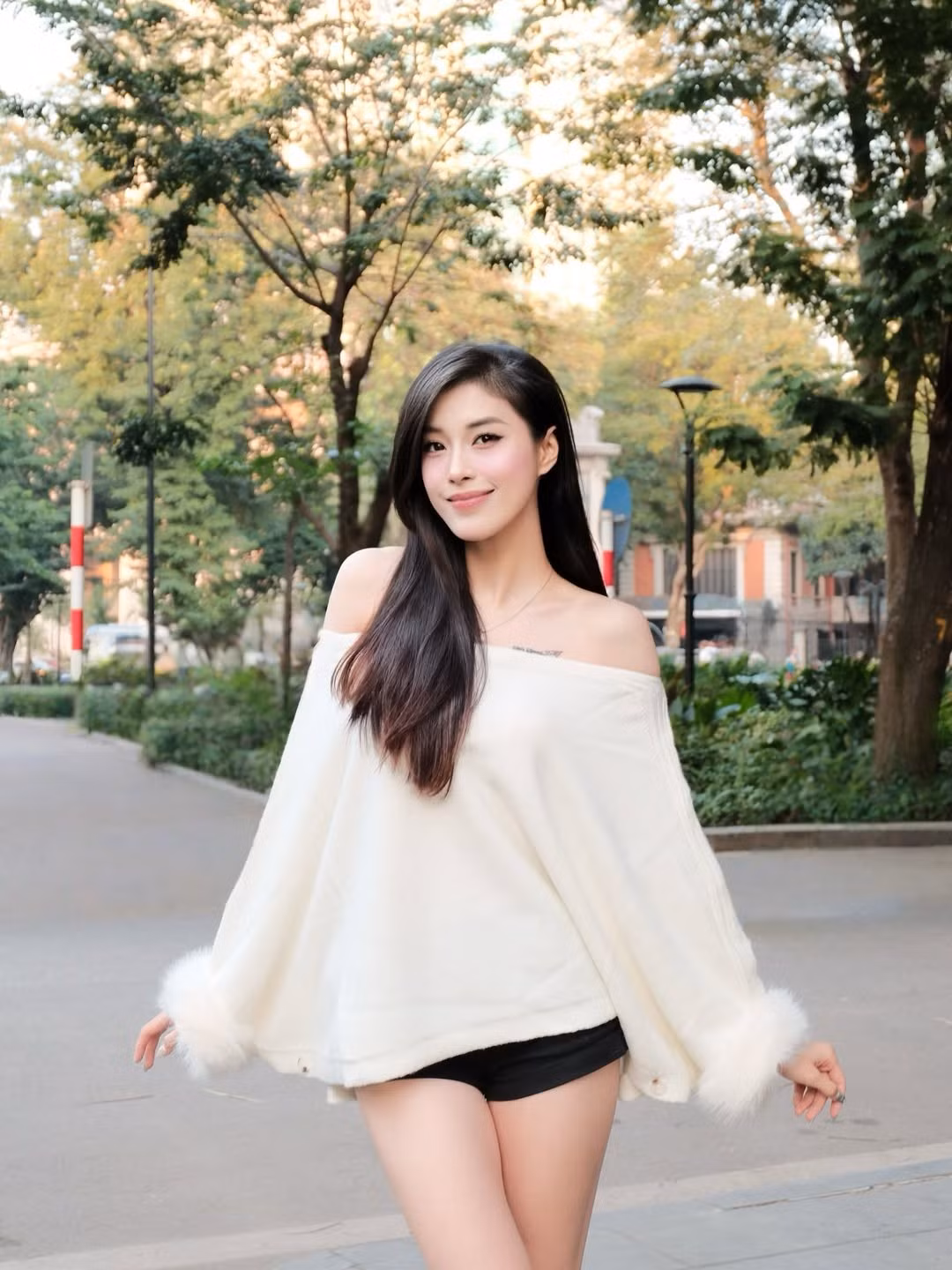 Cựu hoa khôi bóng chuyền Đặng Thu Huyền mới đây khiến mạng xã hội thêm một lần “dậy sóng” khi đăng tải loạt ảnh diện áo lệch vai trắng trên trang Instagram cá nhân.