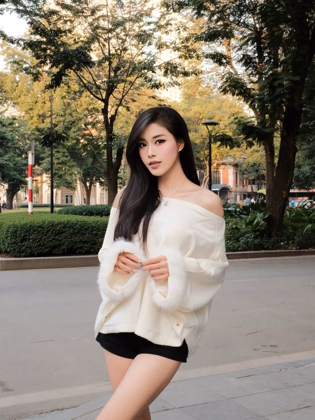 Cựu hoa khôi bóng chuyền Việt Nam trong loạt ảnh nổi bật với mái tóc đen dài mượt, được thả tự nhiên tôn lên nét nữ tính đặc trưng. Làn da trắng mịn cùng đường nét gương mặt mềm mại gây ấn tượng mạnh: đôi mắt to sắc sảo, hàng mi cong, sống mũi cao và bờ môi căng mọng giúp tổng thể thêm phần rạng rỡ.