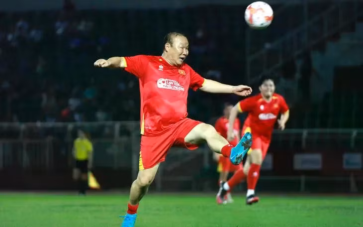 Ông Park Hang-seo có quãng thời gian thành công với bóng đá Việt Nam, nhận được nhiều sự yêu mến của khán giả nước nhà ngay cả khi đã chia tay vị trí huấn luyện viên từ năm 2023 (Ảnh: HLV Park Hang-seo tham gia một trận đấu gây quỹ tại Việt Nam năm 2025).