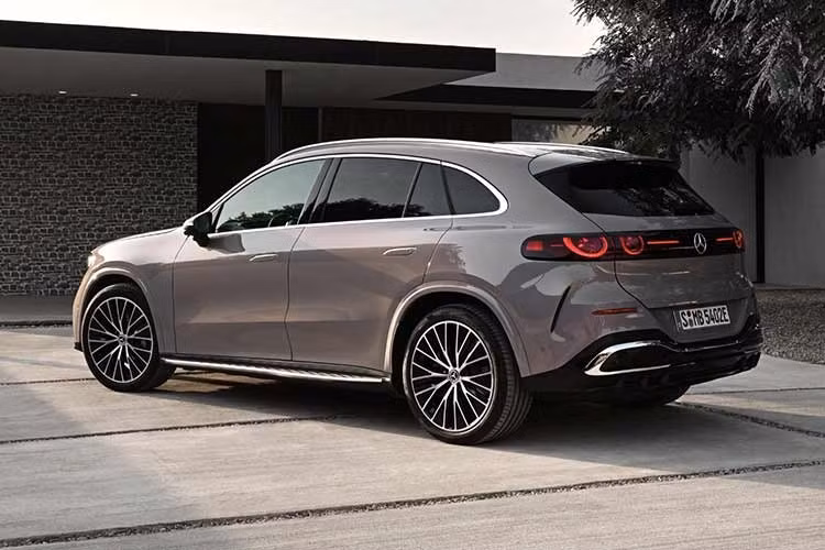 Mercedes-Benz cũng trang bị cho GLC EV nhiều công nghệ an toàn và hỗ trợ lái mới như hệ thống phanh tái tạo năng lượng One-Box Braking, chế độ lái một bàn đạp (One-Pedal), hệ thống treo khí nén Intelligent Air Suspension tương tự S-Class và đánh lái bánh sau với góc xoay tối đa 4,5 độ.