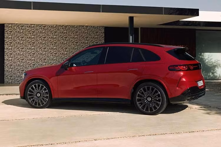 Đây được xem là đối thủ trực tiếp của BMW iX3 Neue Klasse khi cả hai đều sở hữu ngôn ngữ thiết kế hoàn toàn mới. Mẫu SUV điện của Mercedes-Benz nổi bật với mặt ca-lăng phát sáng Illuminated Iconic Grille tích hợp 942 điểm LED, kết hợp cụm đèn DIGITAL LIGHT sử dụng công nghệ micro-LED.
