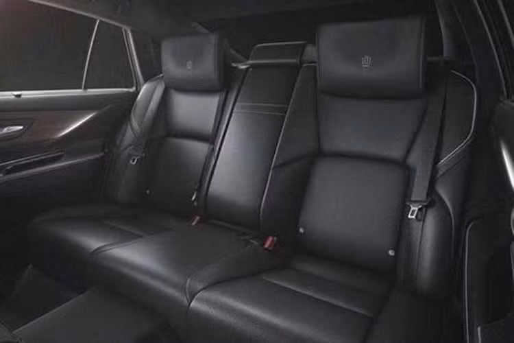 Riêng Toyota Crown 2027 phiên bản Platinum được trang bị thêm màn hình hiển thị thông tin trên kính lái (HUD) 10 inch, vô lăng chỉnh điện 4 hướng, hệ thống đánh lái bánh sau và cửa cốp chỉnh điện rảnh tay.