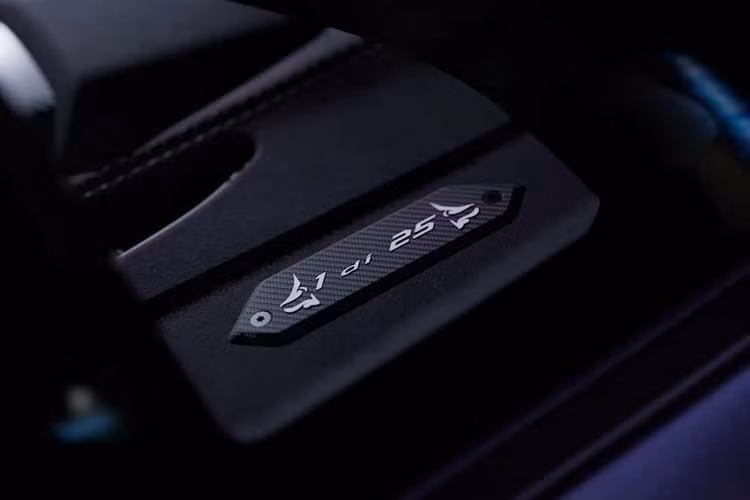 Lamborghini Revuelto sở hữu công suất tối đa lên đến 1.001 mã lực. Nhờ đó, xe có thể tăng tốc từ 0-100 km/h trong 2,5 giây, từ 0-200 km/h trong thời gian dưới 7 giây và đạt vận tốc tối đa 350 km/h. Khi người lái chọn chế độ City để chạy trong nội thành, Lamborghini Revuelto sẽ biến thành siêu xe thuần điện dẫn động cầu trước mạnh 178 mã lực.