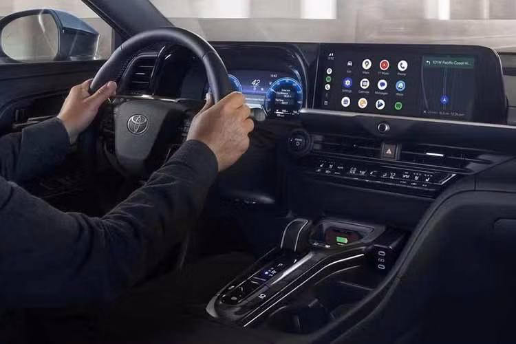 Về thiết kế, Toyota Crown 2027 hầu như không thay đổi so với phiên bản tiền nhiệm. Điểm nâng cấp dễ nhận thấy nhất là cản sau được tinh chỉnh nhẹ trong khi phiên bản Platinum được bổ sung cùm phanh màu đỏ và viền cửa sổ sơn đen.