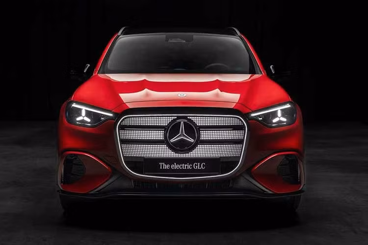 Mercedes-Benz GLC EV 2027 thuần điện có kích thước tổng thể dài 4.845 mm, rộng 1.913 mm, cao 1.644 mm cùng chiều dài cơ sở 2.972 mm, lớn hơn đáng kể so với GLC sử dụng động cơ đốt trong nhằm tạo không gian cho bộ pin điện áp cao.