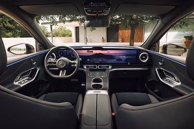 Về khả năng sạc, GLC EV hỗ trợ sạc AC công suất tối đa 22 kW và sạc nhanh DC lên tới 330 kW. Theo Mercedes-Benz, chỉ với 10 phút sạc nhanh, xe có thể bổ sung đủ năng lượng để di chuyển thêm khoảng 303 km theo tiêu chuẩn WLTP.