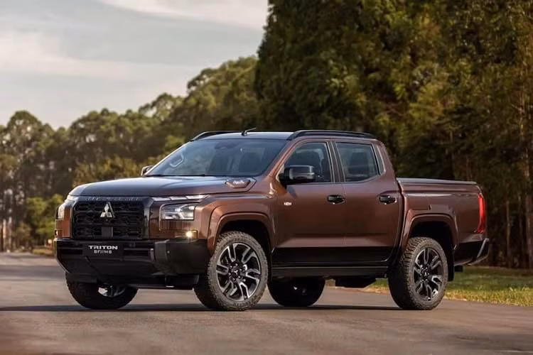 Mitsubishi lại tiếp tục cho ra mắt một phiên bản đặc biệt Triton dành riêng cho thị trường Brazil, lần này hợp tác cùng một thương hiệu phong cách sống địa phương và cộng đồng những người đam mê xe địa hình BF///MS - viết tắt của Bigfoot do Mato Grosso do Sul.