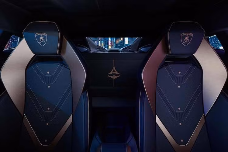 Động cơ của Lamborghini Revuelto Impavido không có gì thay đổi so với bản thường. Xe cũng được trang bị động cơ xăng V12, hút khí tự nhiên, dung tích 6.5L, sản sinh công suất tối đa 814 mã lực và mô-men xoắn cực đại 725 Nm, kết hợp với 3 mô-tơ điện nằm trên cầu trước và cầu sau. Trong đó, 2 mô-tơ điện trên cầu trước tạo ra công suất tối đa 148 mã lực. Mô-tơ điện nằm trên cầu sau cũng có sức mạnh tương tự và tích hợp hộp số tự động ly hợp kép 8 cấp.