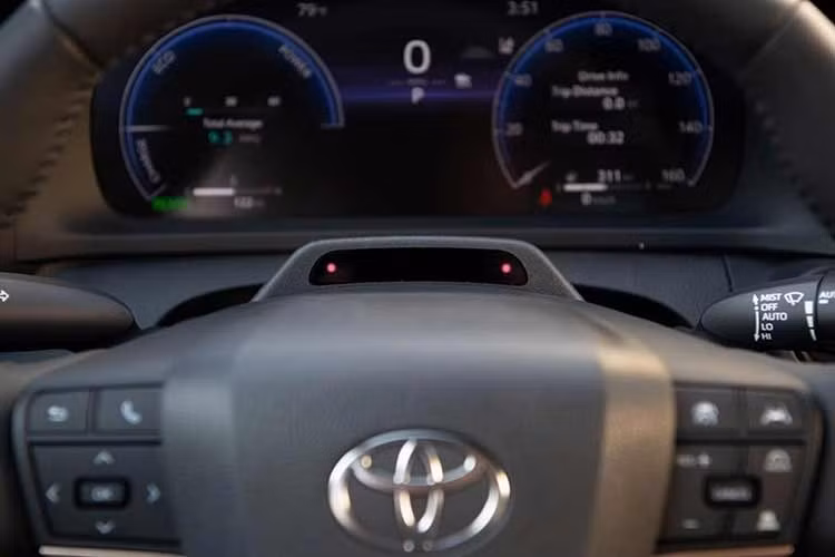 Tương tự phiên bản dành cho thị trường Nhật Bản, Toyota Crown 2027 ở Mỹ cũng có cách phối 2 tông màu mới. Ở các phiên bản 2 tông màu, xe được trang bị nắp cốp sơn cùng màu thân xe thay cho tấm ốp màu đen phía sau - chi tiết từng bị đánh giá là khiến phần đuôi xe thiếu cân đối.