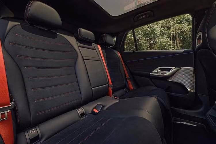 Ngoài ra, mẫu SUV này còn hỗ trợ các tính năng cấp điện cho thiết bị bên ngoài, gia đình và lưới điện thông qua các chuẩn V2L, V2H và V2G. Không gian bên trong GLC EV được thiết kế theo hướng hiện đại với MBUX Hyperscreen kích thước 39,1 inch - màn hình liền khối lớn nhất từng được Mercedes-Benz trang bị trên một mẫu xe thương mại.