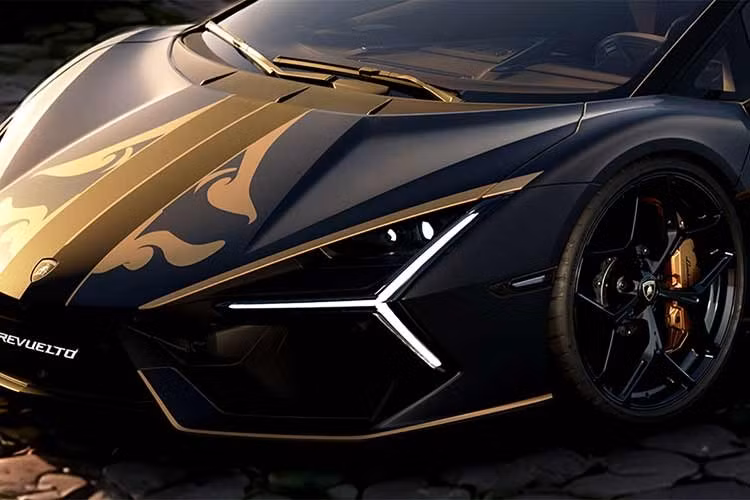 Giáp của các võ sĩ Samurai là nguồn cảm hứng cho thiết kế ngoại thất của Lamborghini Revuelto Impavido. Cảm hứng này được thể hiện qua những đường kẻ và họa tiết sơn màu vàng trải dài trên nắp ca-pô, mui xe, nắp khoang động cơ phía sau cũng như cản trước. Chính giữa nắp ca-pô là họa tiết lấy cảm hứng từ maedate - phần phù hiệu trang trí gắn phía trước mũ giáp của Samurai.