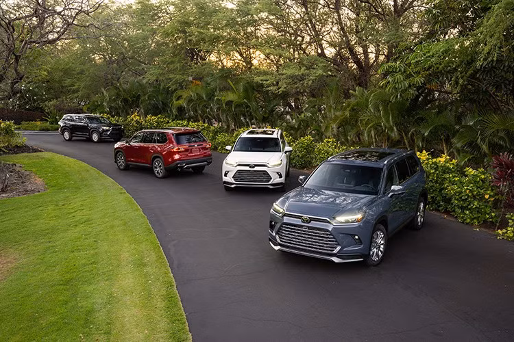 Highlander vì thế có thể sẽ đối mặt với nhiều khó khăn hơn trong việc giữ thị phần, vốn đã sụt giảm mạnh trong năm nay. Tuy vậy, Toyota dường như đặt niềm tin vào cấu hình AWD tiêu chuẩn và sự bền bỉ đã trở thành thương hiệu của Highlander để tiếp tục giữ chân nhóm khách hàng trung thành.