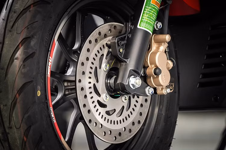 Xe được trang bị bộ vành đúc 12 inch kết hợp lốp không săm, với kích thước bánh trước 100/90-12 59J và bánh sau 110/90-12 64J. Về an toàn, Honda Giorno+ Moto2 ThaiGP được trang bị phanh đĩa thủy lực tích hợp ABS ở bánh trước và phanh tang trống ở bánh sau.