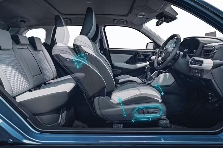 Bên trong, Victoris sử dụng cùng nền tảng Heartect với Grand Vitara và hệ động lực tương tự. Các tùy chọn bao gồm mild-hybrid, full-hybrid và bi-fuel (xăng/CNG).