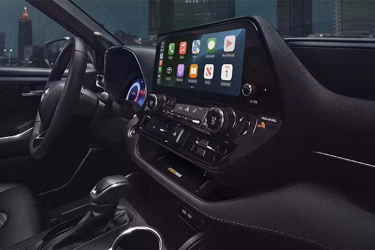 Trong bối cảnh thị hiếu đang nghiêng về các mẫu SUV ba hàng ghế rộng rãi, việc Toyota định giá Highlander cao hơn Grand Highlander là một quyết định gây khó hiểu. Khi mức chênh lệch chỉ vài trăm USD, nhiều khách hàng có khả năng sẽ chọn mẫu lớn hơn để có thêm sự rộng rãi và tiện dụng.