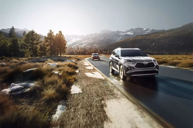 Thậm chí, Grand Highlander XLE AWD chỉ cao hơn Highlander XLE AWD đúng 460 USD. Cách định giá này khiến không ít người nhận định rằng Toyota đang gián tiếp hướng khách hàng sang lựa chọn Grand Highlander thay vì gắn bó với Highlander.