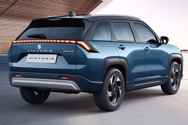 Mặc dù kích thước tương đương Grand Vitara, Victoris lại sở hữu thiết kế hoàn toàn mới. Phía trước, xe sở hữu đèn pha LED lớn hơn, lưới tản nhiệt thanh mảnh và các hốc gió cản xe liền mạch phía trên tấm ốp gầm kín đáo.