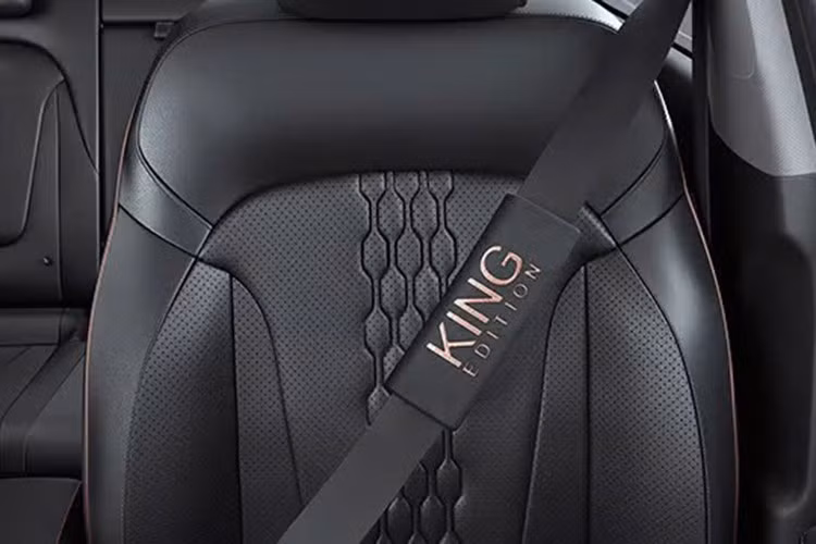 Mẫu xe Hyundai Creta King Limited Edition đặc biệt này chỉ đi cùng hai tùy chọn động cơ là xăng 1.5L CVT và diesel 1.5L AT, đồng thời giới hạn màu sơn.
