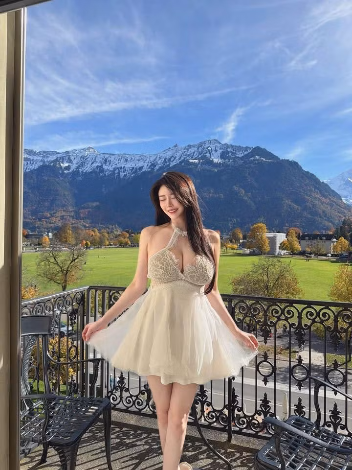 Phong cách thời trang của Yao Cai Chen là sự kết hợp nhuần nhuyễn giữa sự quyến rũ tối đa và năng động cá tính. Khi không trên sàn nhảy, cô thường diện các trang phục ôm sát, khoét sâu tôn lên đường cong tuyệt mỹ.