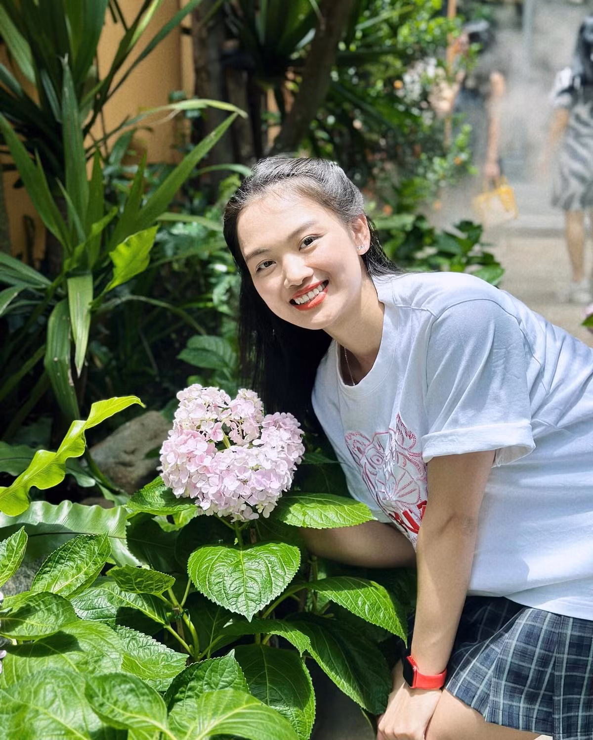 "Mọi người cẩn thận nhé. Bất kỳ ai nhận được tin nhắn vay tiền từ tài khoản mạo danh, xin vui lòng KHÔNG CHUYỂN KHOẢN và hãy gọi điện thoại trực tiếp cho Hoài để xác nhận," nữ vận động viên nhấn mạnh.