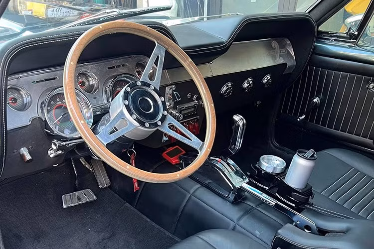 Bên trong xe cũng có chút thay đổi nhẹ với vô-lăng ốp gỗ GT350 và thêm dây đai an toàn Scott Drake Race. Xe hiện tại không có nhiều thay đổi, chỉ nhẹ nhàng với nội thất bọc da mới và kèm theo món đồ chơi là hộc đựng bình cà phê và gạt tàn xì gà cho chủ xe sử dụng.