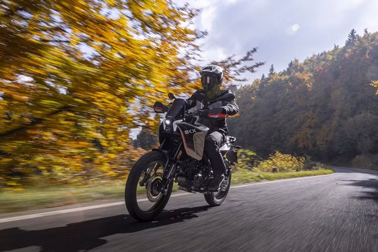 Mức giá xe Benelli BKX 125 2026 từ 3.499 bảng Anh (khoảng gần 124 triệu đồng) và có bốn màu tùy chọn: Nordic White, Cement Grey, Avio Blue và Dune Sea. Mẫu xe này hứa hẹn sẽ trở thành lựa chọn lý tưởng cho những ai tìm kiếm một chiếc adventure bike nhỏ gọn, hiện đại.