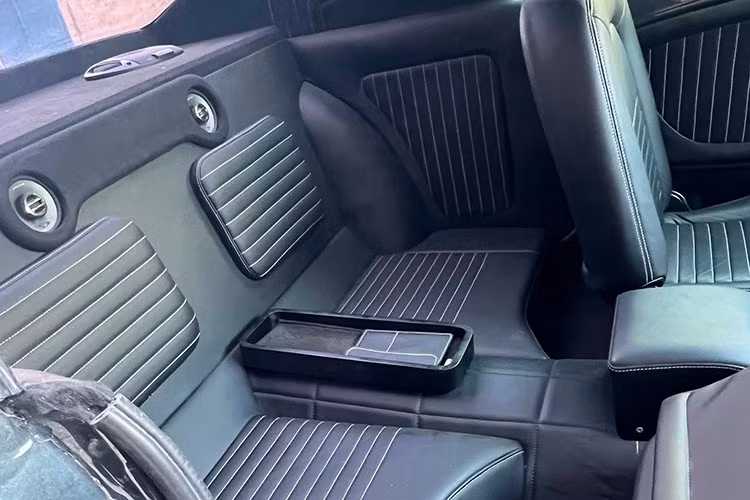 Cũng cần phải nói qua về Ford Mustang Eleanor, đây là mẫu xe đã từng xuất hiện trong bộ phim "Gone in 60 seconds" rất nổi tiếng với sự diễn xuất của nam tài tử Nicholas Cage. Trong bộ phim này, đã có hai chiếc Ford Mustang 1971 được sử dụng để độ thành Mustang Shelby GT500 Eleanor.