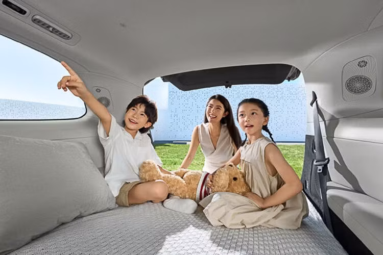 Ở hàng ghế sau, màn hình 17.3 inch gắn trần xe độ phân giải 3K và hệ thống âm thanh Flyme Sound 27 loa, tủ lạnh 9L tích hợp. Dung tích khoang hành lý đạt 328L và mở rộng tới 2.171L khi gập hàng ghế 2 và 3.