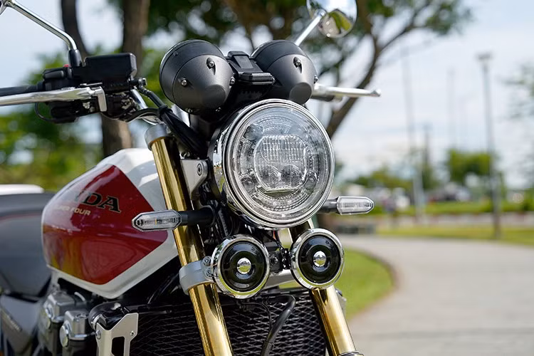 Về thiết kế, Honda CB1300SF SP Final Edition có một số điểm đặc biệt như bình xăng được thiết kế theo phong cách retro, bên trên có gắn huy hiệu "Final Edition". Các chi tiết như xích vàng, tay đòn (swingarm) và chảng ba sơn bạc. Đèn pha đơn tròn mang đậm dấu ấn của dòng CB, tích hợp công nghệ LED hiện đại và bảng đồng hồ LCD hiện đại.