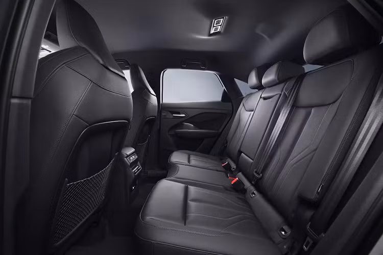 Cả hai mẫu xe hạng sang coupe Audi Q3 Sportback nâng cấp mới này đều sử dụng chung hệ truyền động, bao gồm các tùy chọn xăng, dầu diesel, hybrid nhẹ và hybrid cắm sạc .