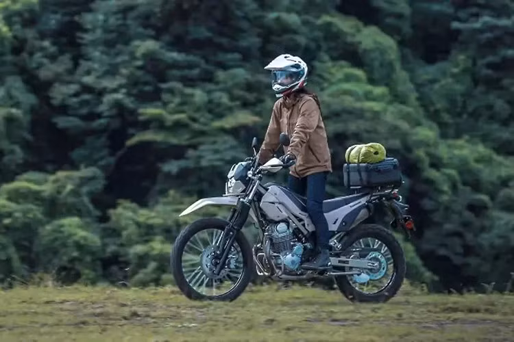 Kawasaki KLX230 DF ABS 2026 được niêm yết tại Mỹ với mức giá 5799 USD (khoảng 152,5 triệu đồng), mức giá bày cao hơn 500 USD so với phiên bản KLX230 ABS tiêu chuẩn 2025. Đây là mức giá hợp lý với những trang bị tăng cường cho off-road và touring mà xe sở hữu.