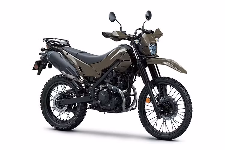 Mẫu xe cào cào địa hình Kawasaki KLX230 DF 2026 mới sở hữu một diện mạo cứng cáp và hiện đại với phong cách “stealth” (tàng hình) lấy tông màu tối làm chủ đạo.