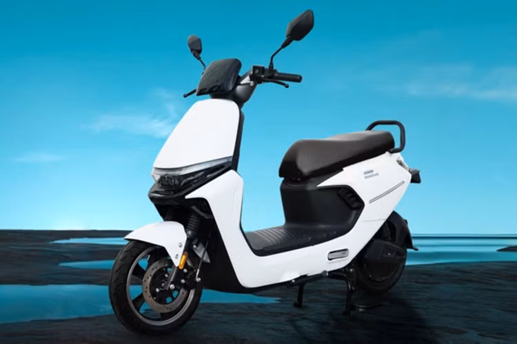 Xe có trọng lượng chỉ 48 kg, dễ điều khiển, song lại có khả năng chở tối đa tới 220 kg, đủ cho hai người lớn và hành lý. SoloEra Solo 1C có ba tùy chọn màu sắc gồm Trắng Lunar, Xanh Nebula và Cam Nova, phù hợp với thị hiếu của nhóm khách hàng trẻ.