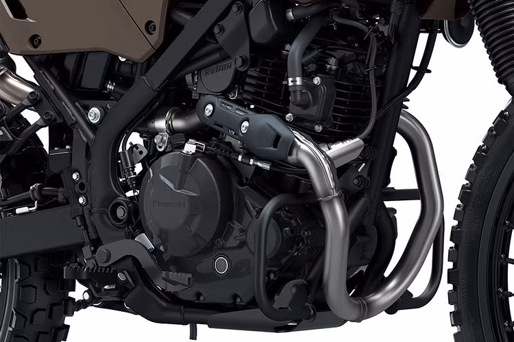 KLX230 DF sử dụng khối động cơ đơn xy-lanh, dung tích 233cc, làm mát bằng gió, đi kèm hệ thống phun xăng điện tử EFI. Động cơ này cho công suất tối đa khoảng 17 mã lực, mô-men xoắn đạt trên 18Nm.