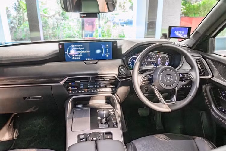 Mazda CX-80 có sẵn với cấu hình nội thất ba hàng ghế, tùy chọn 6 hoặc 7 chỗ ngồi. Hàng ghế thứ hai có thể bố trí bộ ba ghế tiêu chuẩn hoặc hai ghế cơ trưởng kết hợp với bảng điều khiển trung tâm hoặc lối đi tới hàng ghế thứ ba.