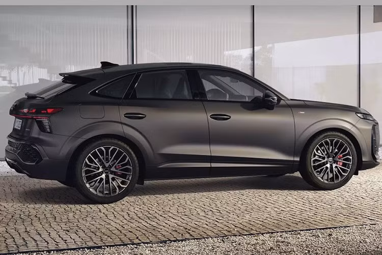 Đúng như dự đoán, Q3 Sportback sở hữu hầu hết thiết kế thân xe giống với Q3. Đương nhiên vòm mui và kính xe đã được thiết kế lại, tạo nên phần kính sau vuốt cong. Hơn nữa, các nhà thiết kế của Audi đã loại bỏ thanh ray trên nóc xe của phiên bản tiêu chuẩn để mang lại dáng vẻ thể thao hơn.