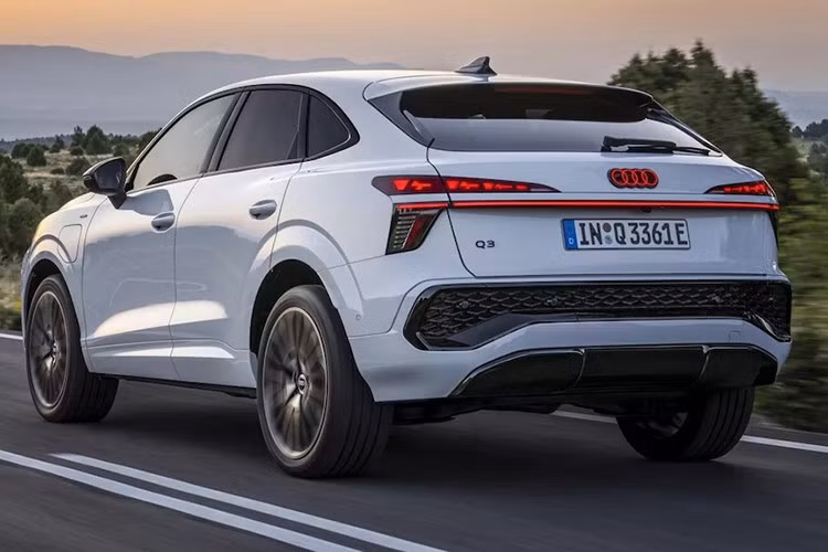 Những chiếc SUV Q3 dựa trên MQB Evo có sẵn hệ thống treo tiêu chuẩn hoặc thể thao và được trang bị tất cả công nghệ hỗ trợ người lái mới nhất. Tại châu Âu, đơn đặt hàng đã được mở, với kế hoạch giao xe đầu tiên cho Q3 vào tháng 10 và Q3 Sportback vào tháng 11.