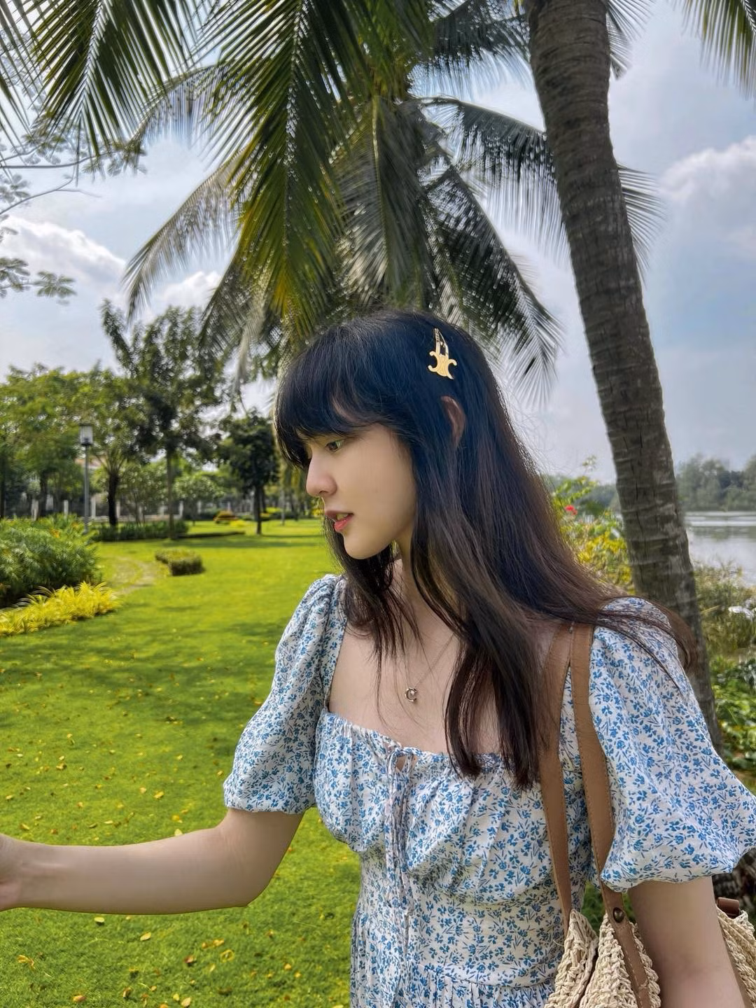 Loạt ảnh lần này cũng gây xôn xao khi có nhiều điểm trùng hợp với những hình ảnh Sơn Tùng đăng tải. Dù cả hai không xuất hiện cùng nhau trong khung hình nhưng màu ảnh, địa điểm check-in và phong cách chụp đều giống nhau, khiến dân mạng không ngừng “soi” và nghi ngờ cả hai đang tận hưởng kỳ nghỉ chung.