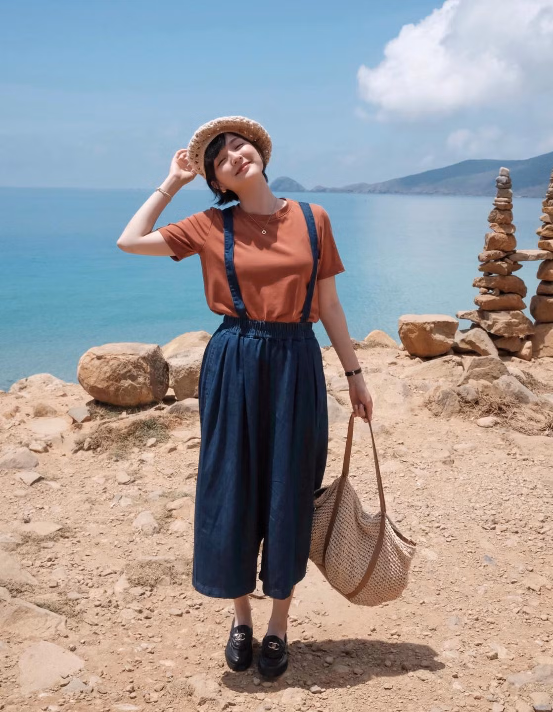 Xuất hiện trong bức ảnh mới trên trang cá nhân, Hải Tú diện trang phục giản dị nhưng tinh tế và một lần nữa khẳng định sức hút của mình thông qua phong cách thời trang đặc trưng kín đáo, trẻ trung.