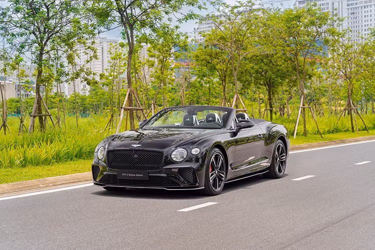 Bộ Styling Specification bổ sung vẻ đối lập tinh tế bodykit sợi carbon đen được nhấn bằng đường Arctica sắc lạnh. Mâm ba chấu thiết kế phức hợp tạo điểm nhìn nổi bật, để lộ kẹp phanh đỏ phía sau – một chi tiết nhỏ nhưng đầy cá tính. Tính đến nay, dự án Bentley Continental GTC S V8 Vietnam Skyline Edition đã được triển khai hơn 3 năm và hơn 1 năm để Muliner cá nhân hoá.