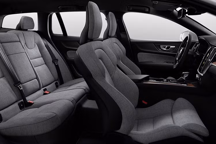 Volvo V60 Cross Country là một mẫu xe nhập khẩu được Volvo lắp ráp tại Gothenburg, Thụy Điển. Hiện có sẵn các cấu hình cho phiên bản năm 2026, mẫu xe hạng sang cỡ nhỏ này xóa nhòa ranh giới giữa xe wagon thông thường và crossover nhờ khoảng sáng gầm xe lớn hơn và kiểu dáng mạnh mẽ hơn.