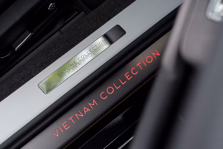 Chưa hết, chiếc xe siêu sang mui trần độc bản này còn có gói độ Mulliner mang đến các chi tiết độc đáo ở cản trước, bên hông và cản sau. Xe lấy cảm hứng từ phong cảnh của Việt Nam, tập trung chính điểm nhấn là ở nội thất, nơi các nghệ nhân Mulliner đã thêu biểu tượng đường chân trời của 3 thành phố Hà Nội, Đà Nẵng, TP.HCM trên phần lưng ghế.