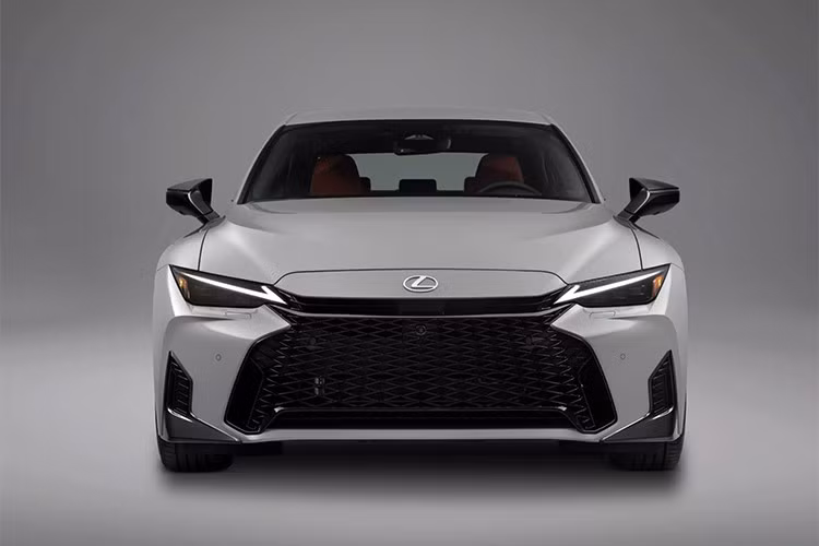 Mức giá bán khởi điểm của Lexus IS 2026 tăng từ 41.830 USD lên 46.795 USD – tức tăng gần 5.000 USD. Tuy nhiên, nếu xét trên các phiên bản tương đương, mức tăng giá chỉ dao động từ 1.640 – 2.015 USD, bao gồm phí vận chuyển 1.295 USD.