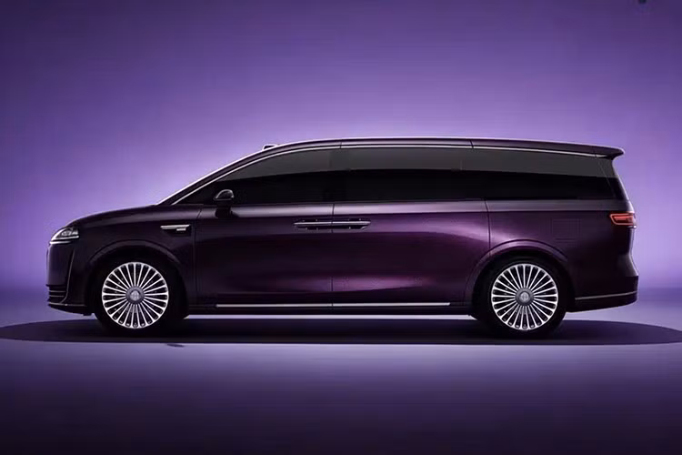 Bước sang năm 2026, thương hiệu này sẽ giới thiệu mẫu MPV cao cấp nhất mang tên Luxeed V9.Theo blogger công nghệ Hai Daxing ECC trên nền tảng Weibo, Luxeed V9 sẽ là mẫu xe đầu tiên trong ngành được trang bị túi khí dạng mũ bảo hiểm.